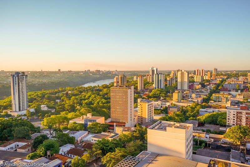 Estrada com vista verde em direção a Foz do Iguaçu